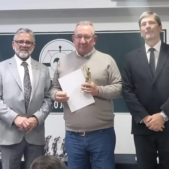 El Dr. Miguel Ángel Martínez con el reconocimiento del Colegio de Abogados de Morón